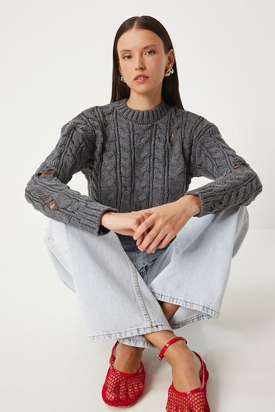 Happiness İstanbul Grauer geflochtener Strickpullover mit zerrissenen Details für Damen - Fn03339