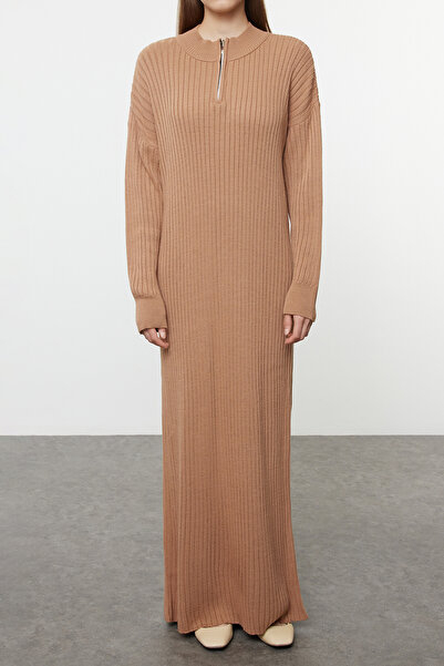 Trendyol Collection Široké velbloudí maxi úpletové šaty - Twoaw25El00308