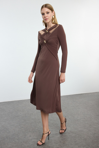 Trendyol Collection Hnědé doplňky Detailní pletené stylové midi večerní šaty Tpraw25El00034
