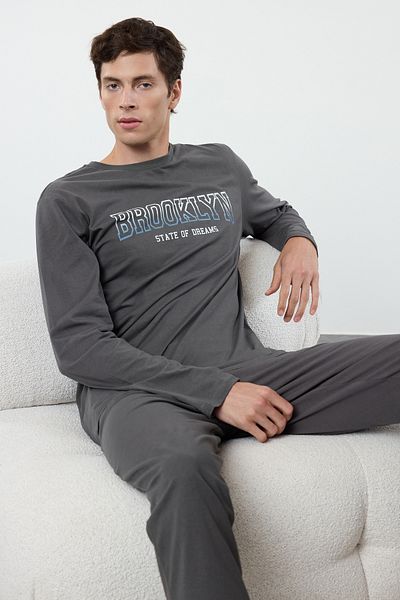 Trendyol Collection Anthrazitfarbenes Herren-Pyjama-Set mit normaler Passform, bedruckt, 100 % Baumwolle, TMNAW25PT00007