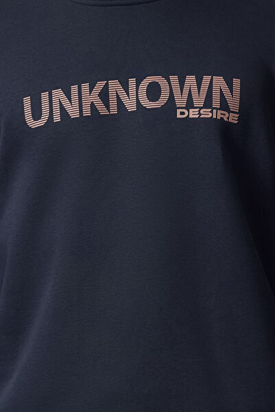 Trendyol Collection Námořnická modrá oversize mikina Crew Neck Fleece - Text Tmnaw25Sw00047