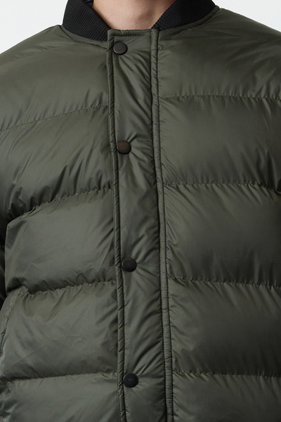 Trendyol Collection Khakifarbene Winterjacke – Regular Fit, Gummidetails TMNAW25MO00016