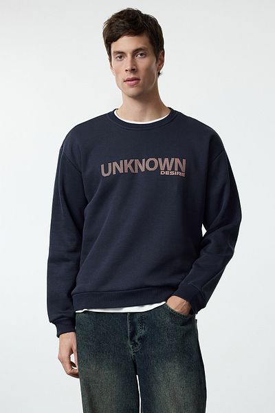 Trendyol Collection Námořnická modrá oversize mikina Crew Neck Fleece - Text Tmnaw25Sw00047