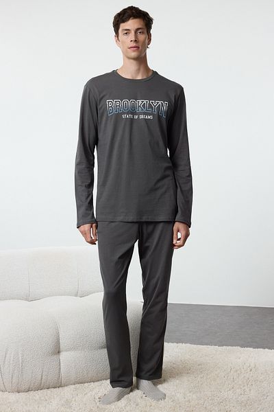 Trendyol Collection Anthrazitfarbenes Herren-Pyjama-Set mit normaler Passform, bedruckt, 100 % Baumwolle, TMNAW25PT00007