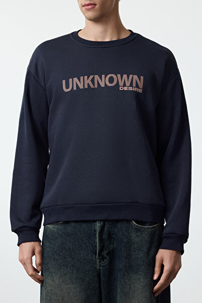 Trendyol Collection Námořnická modrá oversize mikina Crew Neck Fleece - Text Tmnaw25Sw00047