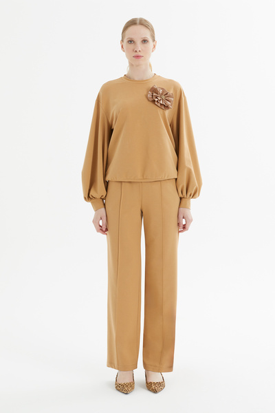 kı.we Broş Detaylı Büzgülü Kollu Kahverengi Pantolon Tshirt Takım