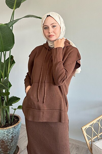 InStyle Súprava úpletu s kapucňou v horkej hnedej farbe – oblečená