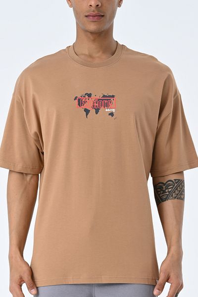 AMAZING CRASH Μπλουζάκι Unisex με στάμπα σε καφέ λαιμόκοψη