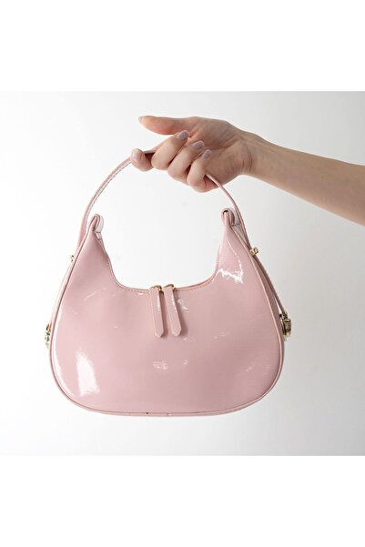 Kadın Rugan Deri Baget Cherry Bag Fermuar Kapamalı Askı Detaylı Kol Çantası