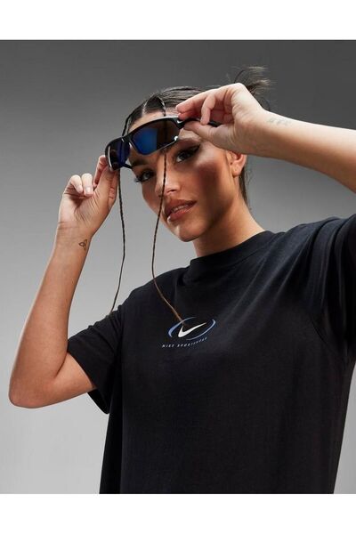 Nike Γυναικείο μπλουζάκι με γραφικό σχέδιο - Loose Fit, Κοντό μανίκι, Φαρδιά Κομμέρσιο FN7722-010