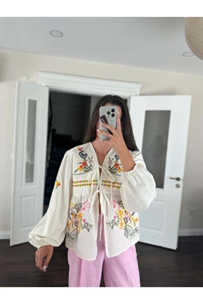 MELEK KOSTAK قميص نسائي أبيض اللون مطرز بالزهور بأكمام بالونية وتفاصيل ربطة عنق Pinterest