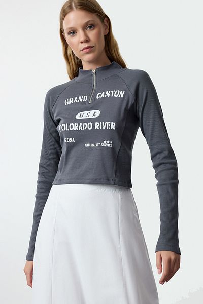 Trendyol Collection Κοντή πλεκτή μπλούζα με φερμουάρ Anthracite Slogan - TWOAW25BZ00128