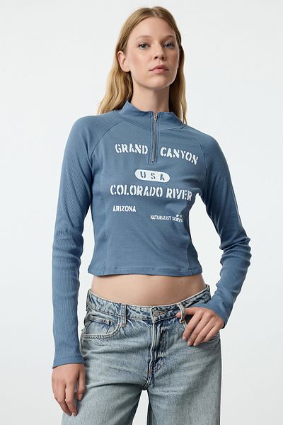 Trendyol Collection Indigo Slogan Printed - Κοντή πλεκτή μπλούζα με λεπτομερή φερμουάρ TWOAW25BZ00128