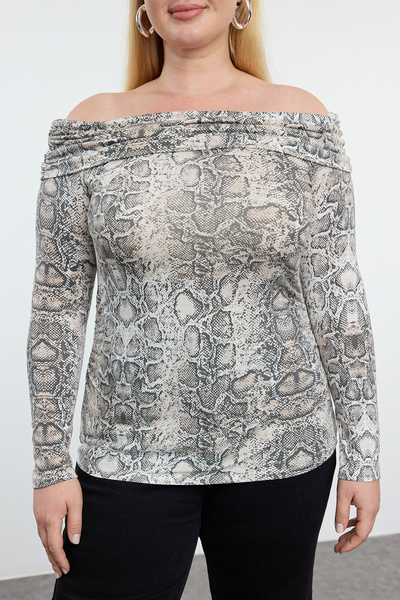 Trendyol Curve Μπεζ μοτίβο φιδιού με μοτίβο Carmen γιακάς βισκόζης πλεκτή μπλούζα μεγάλου μεγέθους TBBAW25AF00020