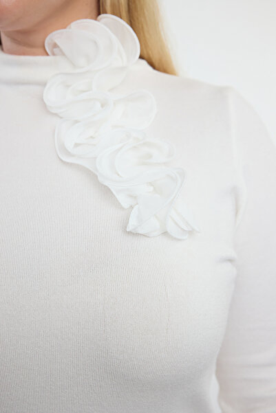 Trendyol Curve Premium Soft Quality Ecru Knitwear Sweater - Brush Collar TBBAW25AN00035