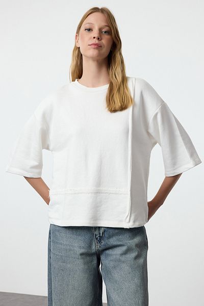 Trendyol Collection Ecru pletené tričko – tříčtvrteční rukáv, pohodlný střih, TWOAW25TS00017