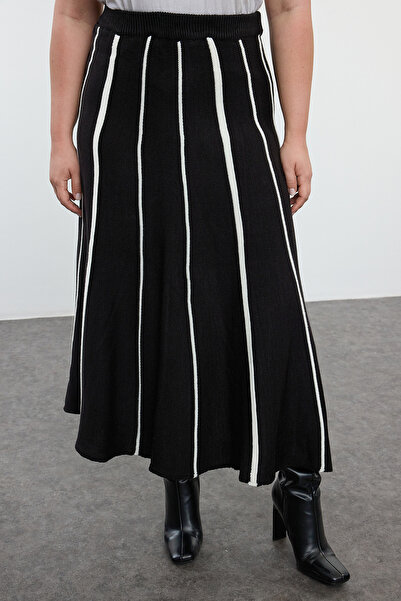 Trendyol Curve Černá pruhovaná úpletová sukně střední délky - TBBAW25AZ00010