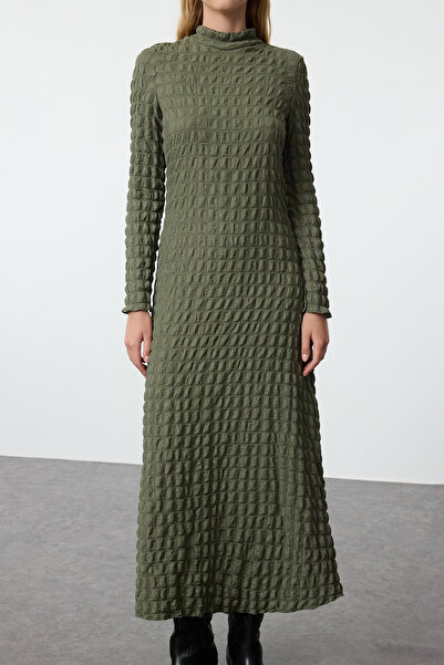 Trendyol Collection Flexibilní KHAki MAxi Pletené šaty – pevná textura, STOJANOVÝ LÍMEC – řada A TWOAW25EL00197