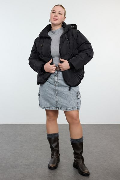 Trendyol Curve Schwarze Pufferjacke in Regular Fit – mit Reißverschluss und Tasche TBBAW25AW00011