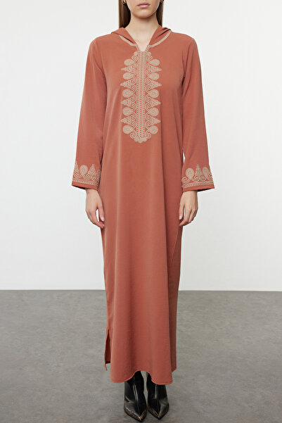 Trendyol Modest Tkané kimono a kaftan a jalabiya se skořicovou kapucí a detailem výšivky TCTAW25KK00000