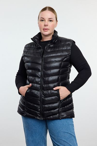 Trendyol Curve Černá chlupatá vesta na zip s kapucí – Regular Fit TBBAW25BH00003