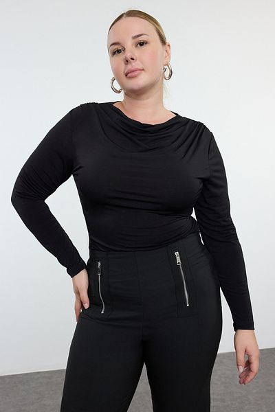 Trendyol Curve Schwarzer Strickbody in Übergröße – Stehkragen und Raffung TBBAW25CS00001