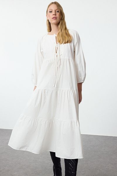 Trendyol Collection Pohodlný střih – bílé šaty s midi mašlí Twoaw25el00329