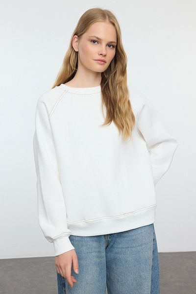 Trendyol Collection Ecru Color – šitá postýlka, výstřih, uvolněný střih pletená mikina TWOAW24sw00104
