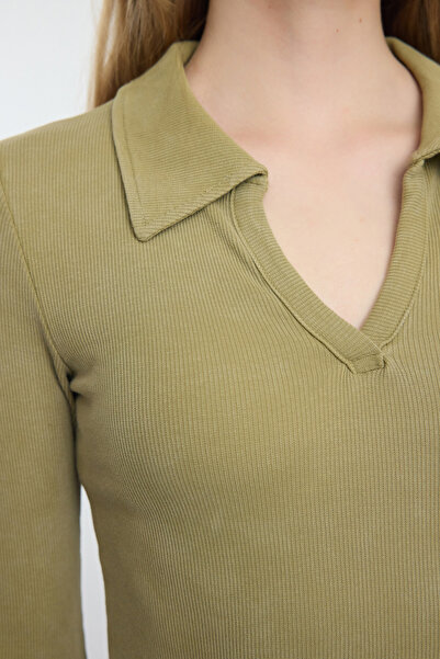 Trendyol Collection Elastyczna prążkowana bluzka polo w kolorze khaki z dzianiny - dopasowana do ciała, TWOAW25BZ00164