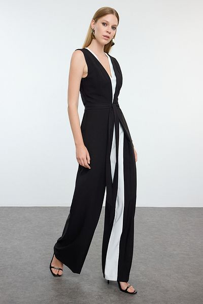 Trendyol Collection Schwarz-weißer gewebter Overall mit Gürteldetail TPRAW25TU00001