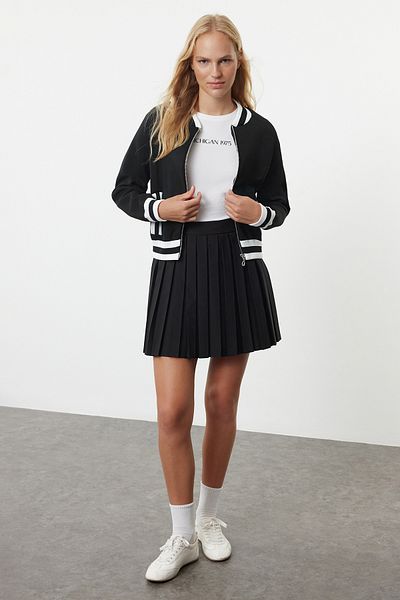 Trendyol Collection Dzianinowy czarny kardigan - zapinany na zamek i wygląd kurtki TWOAW25HI00031
