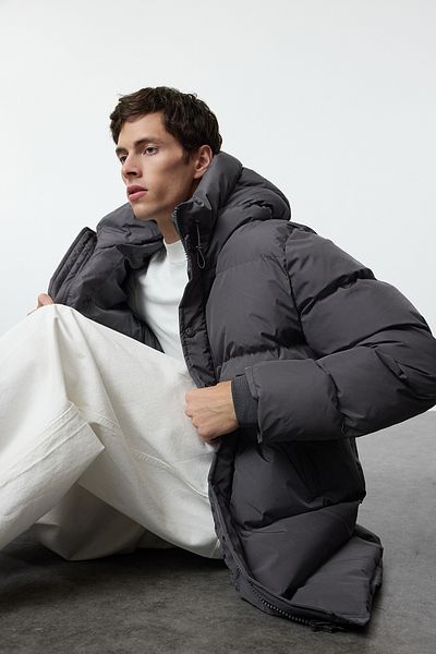 Trendyol Collection Anthrazitfarbene Puffer-Winterjacke mit Kapuze und Reißverschluss - Regular Fit TMNAW25MO00021