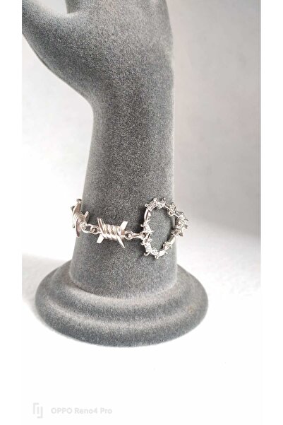 Fugusugu سوار على شكل قلب كبير على الطراز القوطي مع سلك شائك