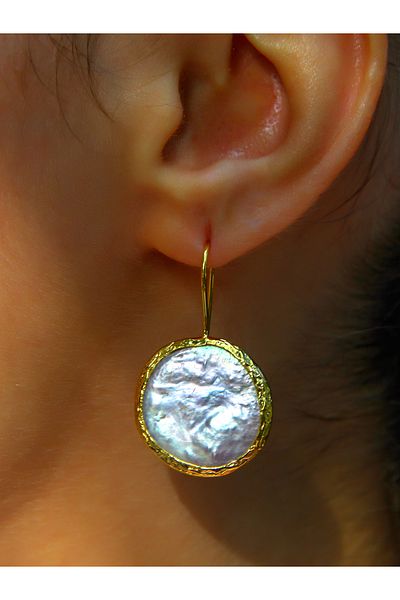 esha Round Natural Mother of Pearl Women's Earrings - euku4ys
