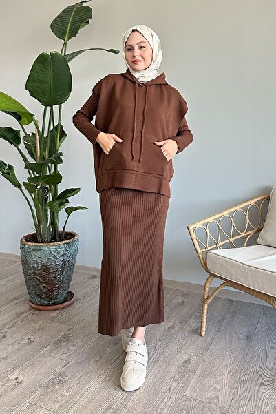 InStyle Súprava úpletu s kapucňou v horkej hnedej farbe – oblečená