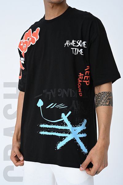 AMAZING CRASH Μαύρο μπλουζάκι Unisex με στάμπα με λαιμόκοψη Oversize
