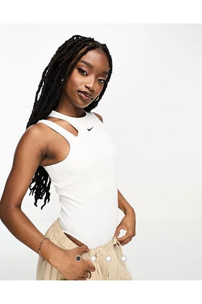 Nike ملابس رياضية بيضاء أساسية من Nike - بدلة نسائية عالية القطع