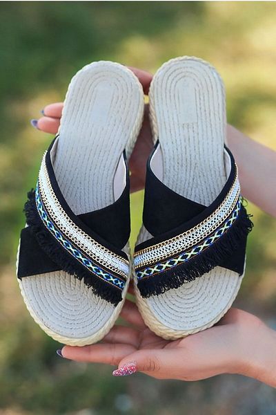 Modazirve Papuci damă din piele întoarsă neagră cu ciucuri și broderie