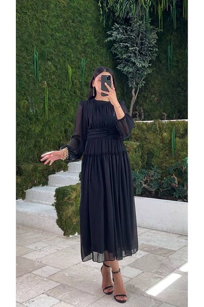 Kir Rochie din șifon cu decolteu rotund cu detaliu la podea