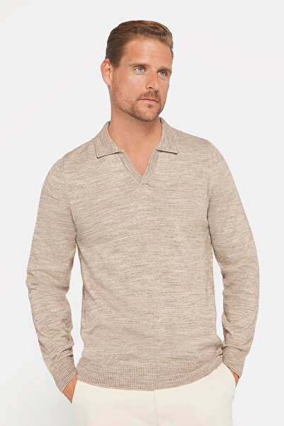 Tudors سترة بولو رجالية بقصة ضيقة ورقبة على شكل حرف V بلون كريمي