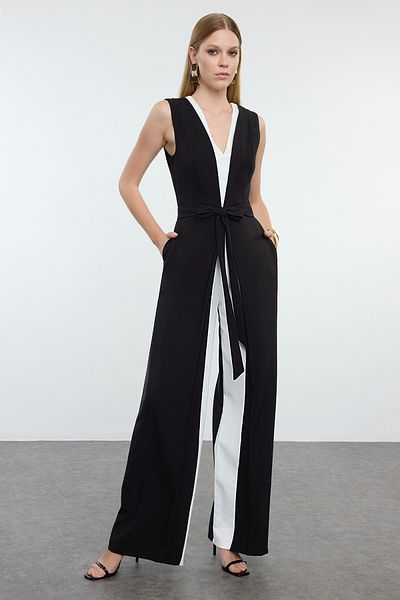 Trendyol Collection Schwarz-weißer gewebter Overall mit Gürteldetail TPRAW25TU00001
