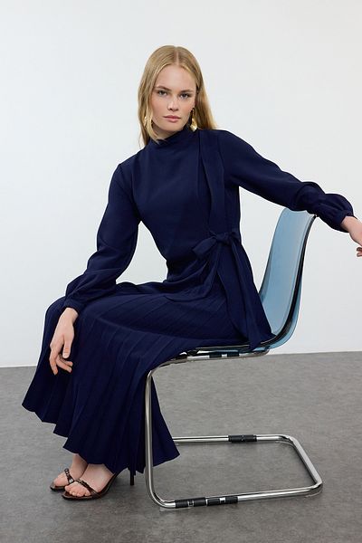 Trendyol Modest Krepové tkané šaty v námořnické modré barvě – podrobný plis, TCTAW25EB00102