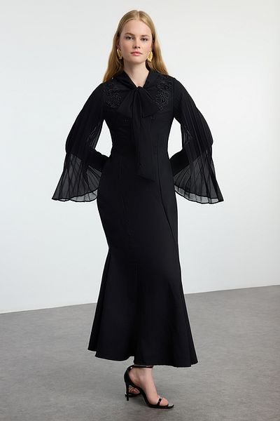 Trendyol Modest Šifonové černé večerní šaty s rukávy – vyšívaný detail TCTAW25DB00002