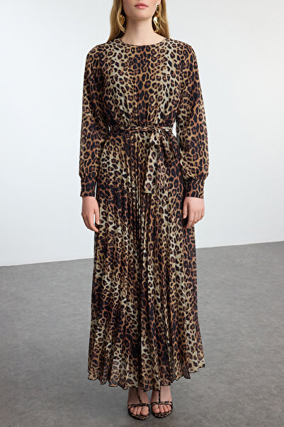 Trendyol Modest Plisované šifonové šaty s leopardím vzorem – hnědé TCTSS24EB00151