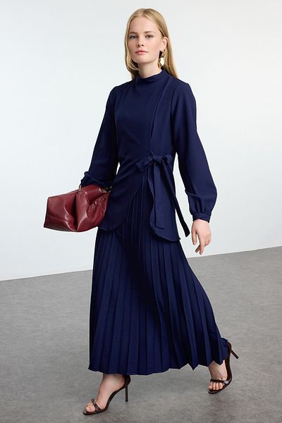 Trendyol Modest Krepové tkané šaty v námořnické modré barvě – podrobný plis, TCTAW25EB00102