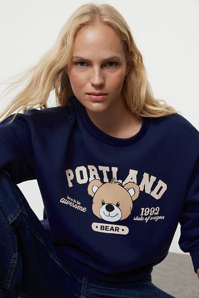 Trendyol Collection Товстий світшот Orme темно-синій з принтом з широкою горловиною TWOAW25SW00017