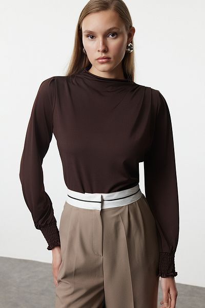 Trendyol Collection Καφέ πλεκτή μπλούζα με εύκαμπτη λεπτομέρεια Gipe - Stand γιακά, κανονική εφαρμογή TWOAW24BZ00022