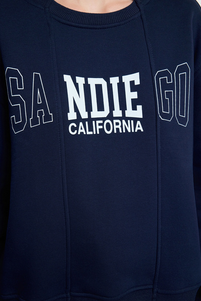 Trendyol Collection Námořnická modrá oversize pletená mikina - Slogan Print, Detail sukně TWOAW25sw00100