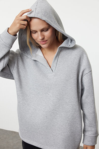 Trendyol Collection Oversize šedá melanžová mikina s kapucí – tlustá pletená TWOAW25sw00023