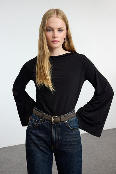 Trendyol Collection Schwarze Bluse mit spanischen Ärmeln und Stretch-Stoff - Bequeme Passform TWOAW25BZ00203